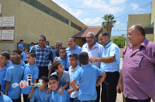 كفرقاسم- فيديو : رئيس البلدية عادل بدير والاستاذ وليد طه يفتتحون العام الدراسي باتقان وسط  فرحة عارمة للطلاب والاهالي 